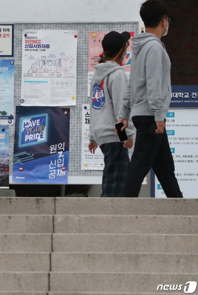 취업시험 셋 중 하나는 공시생…청년 73%, 첫월급 200만원 미만 - 머니투데이 취업시험 셋 중 하나는 공시생…청년 73%, 첫월급 200만원 미만 - 머니투데이