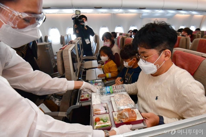 24일 인천공항을 출발한 아시아나항공 'A380 한반도 일주 비행' 항공기에 탑승한 승객들이 기내식 서비스를 즐기고 있다. 승객 250명을 태운 아시아나항공 'A380 한반도 일주 비행' 항공기는 이날 오전 11시 인천국제공항을 이륙해 동해바다가 보이는 강릉, 한라산 백록담이 보이는 제주도를 지나 오후 1시 20분 인천으로 다시 돌아오는 특별 관광 상품이다. /인천공항=공항사진기자단 /사진=공항사진기자단