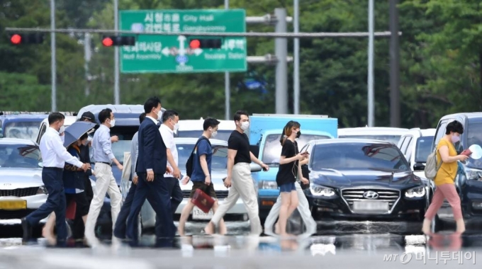 전국에 폭염 경보가 폭염주의보가 내려진 14일 오후 서울 영등포구 여의도환승센터 인근 도로에서 아지랑이가 피어오르고 있다. 이날 기상청은 전국 대부분 지역에 폭염특보가 발효되고 16일까지 낮 기온이 32도 이상으로 높고 체감온도는 습도가 높아 33도 이상으로 오를것으로 전망했다. /사진=머니S 장동규 기자