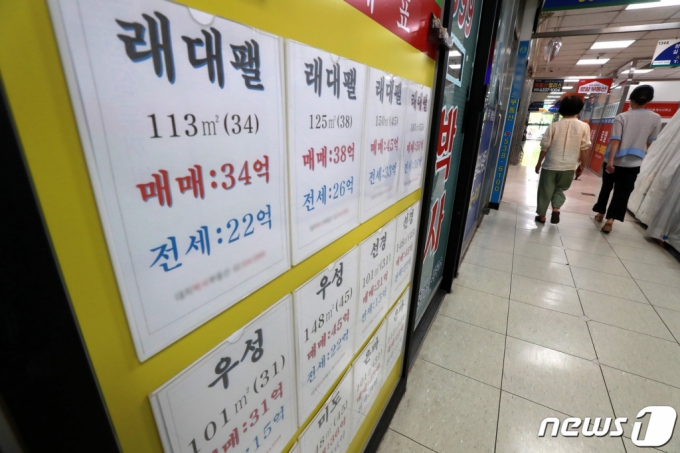 임대차법 시행 이후 서울 강남권 고가 아파트 전세시장이 요동치고 있다. 임대차법에 따른 공급 축소와 전세 수요 증가가 맞물리면서 중소형 크기 아파트에서도 초고가 전세 거래가 속출하고 있다. 이런 현상은 수급난과 맞물려 서울 전역의 상승 불씨가 될 수 있다는 지적이 나온다. 사진은 이날 서울 강남구 한 부동산 중개업소의 매물 시세표. /사진제공=뉴스1