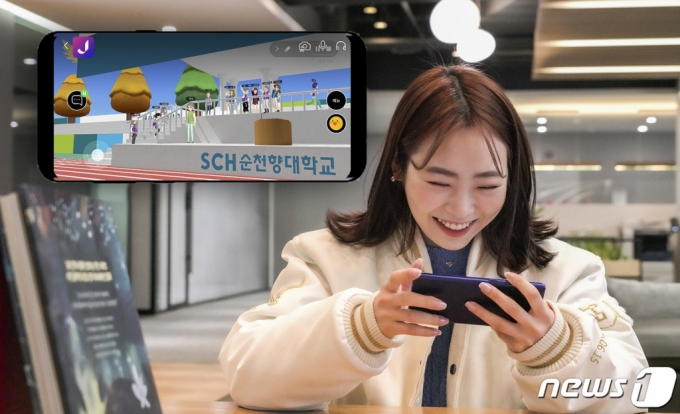 (서울=뉴스1) = SK텔레콤이 순천향대학교와 협력해 2021년 순천향대 신입생 입학식을 자사 ‘점프VR’ 플랫폼을 통해 메타버스(Metaverse) 공간에서 진행한다고 2일 밝혔다. 메타버스는 현실세계를 의미하는 '유니버스(Universe)'와 가공 및 추상을 의미하는 '메타(Meta)’의 합성어로 이용자가 아바타 등을 활용해 가상 세계에 직접 참여한다. 이에 따라 순천향대학교 신입생들은 이 날 오전 열리는 입학식을 3차원 가상 공간에서 총장님의 인사 말씀과 신입생 대표의 입학 선서를 듣고 각자 개성 넘치는 아바타를 활용해 교수님?동기생?선배님들과 인사를 나누게 될 전망이다. (SK텔레콤 제공) 2021.3.2/뉴스1