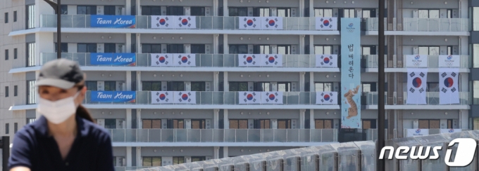 (도쿄=뉴스1) 송원영 기자 = 17일 도쿄 올림픽선수촌 대한민국 선수단 숙소에 '신에게는 아직 5천만 국민들의 응원과 지지가 남아 있사옵니다'라고 적힌 응원 현수막이 철거되고 '범 내려온다' 의 현수막이 펼쳐져 있다. 대한체육회는 국제올림픽위원회(IOC)의 압력으로 '이순신 장군' 현수막을 철거했다. IOC가 모든 올림픽 경기장 내 욱일기 사용에 올림픽 헌장 50조를 적용하기로 약속해 체육회는 ‘이순신 장군' 현수막을 내리기로 상호 합의했다. 2021.7.17/뉴스1