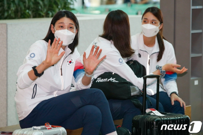 (인천공항=뉴스1) 안은나 기자 = 여자배구대표팀 김연경이 20일 인천국제공항 2터미널에서 도쿄올림픽 출전을 위해 일본으로 출국 전 팬들을 향해 손인사를 하고 있다. 2021.7.20/뉴스1