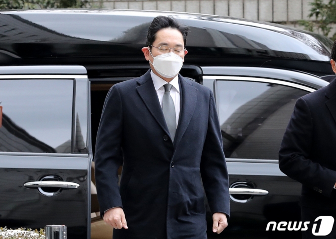 이재용 삼성전자 부회장이 18일 오후 서울 서초구 고등법원에서 열리는 '국정농단' 사건 파기환송심 선고 공판에 출석하고 있다. 이날 이재용 삼성전자 부회장은 파기환송심에서 징역 2년6개월을 선고받아 법정구속됐다. 2021.1.18/뉴스1