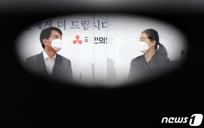 (서울=뉴스1) 구윤성 기자 = 안철수 국민의당 대표가 22일 오전 서울 여의도 국회에서 열린 최고위원회의에서 권은희 원내대표와 대화하고 있다. 2021.7.22/뉴스1