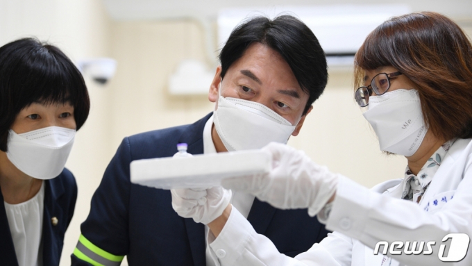 (대구=뉴스1) 공정식 기자 = 안철수 국민의당 대표(가운데)가 21일 오전 대구 중구 계명대 대구동산병원에 마련된 코로나19 예방접종센터 백신 보관실에서 화이자 백신과 주사기를 살펴보고 있다. 2021.7.21/뉴스1