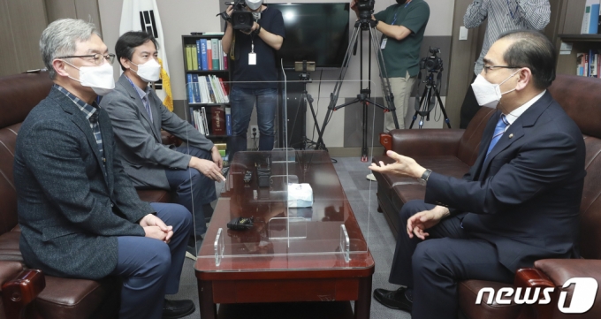 국민의힘 대권주자인 최재형 전 감사원장(왼쪽)이 22일 오후 서울 여의도 국회 의원회관에서 태영호 국민의힘 의원을 만나 대화를 나누고 있다. /사진=뉴스1