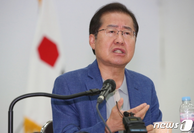 국민의힘 홍준표 의원이 16일 오후 대구 수성구 범어동 국민의힘 대구시당에서 열린 복당 후 첫 지역기자 간담회에서 100억원대 사기로 구속기소된 '가짜 수산업자' 관련 질문에 답하고 있다./사진=뉴스1