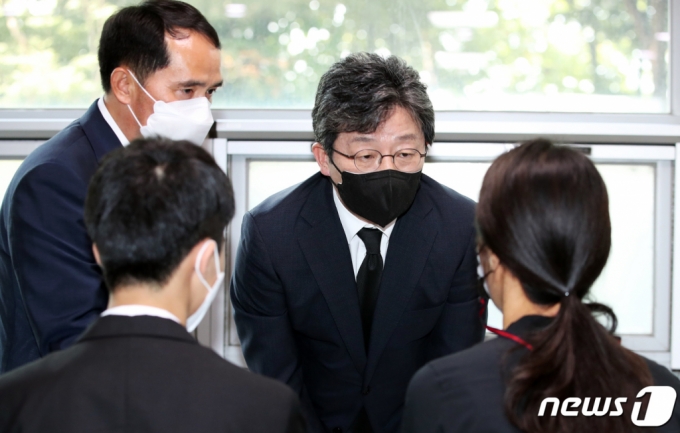 '천안함 46용사’ 가운데 1명인 故 정종율 해군 상사의 부인 정 모씨가 21일 암투병을 하다 별세했다. 유승민 전 의원과 최원일 전 천안함장이 22일 오후 인천시 동구 청기와 장례식장에서 유가족과 인사를 나누고 있다. /사진=뉴스1