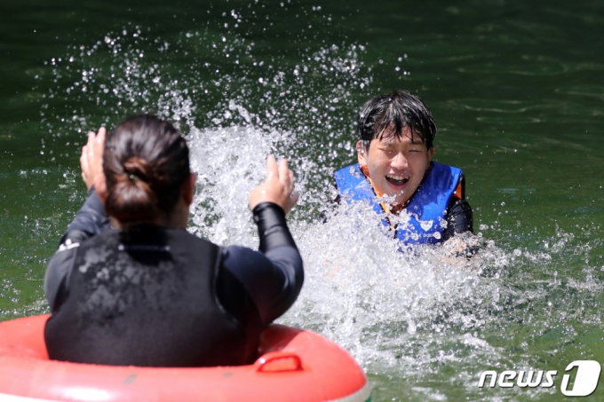 22일 경기 가평군 명지계곡에서 시민들이 물놀이를 하며 더위를 식히고 있다. /뉴스1