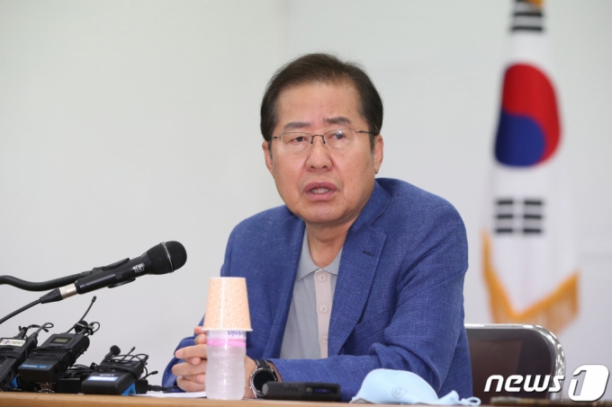 (대구=뉴스1) 공정식 기자 = 국민의힘 홍준표 의원이 16일 오후 대구 수성구 범어동 국민의힘 대구시당에서 열린 복당 후 첫 지역기자 간담회에서 모두발언을 하고 있다.?2021.7.16/뉴스1
