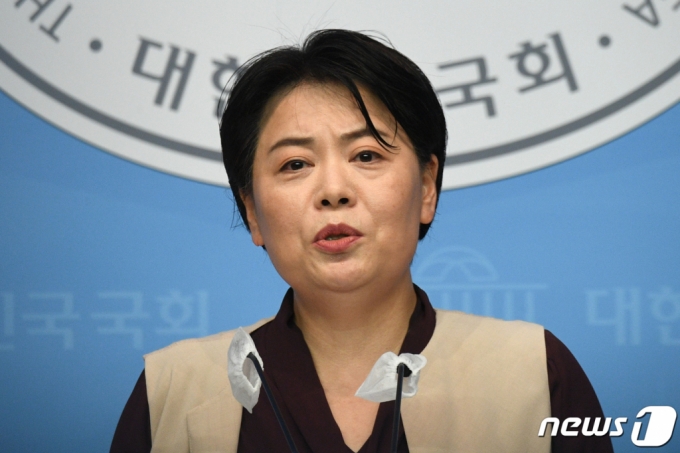 (서울=뉴스1) 오대일 기자 = 윤희숙 국민의힘 의원이 2일 오전 서울 여의도 국회 소통관에서 대선 출마 선언을 하고 있다. 윤 의원은 출마의 변을 통해