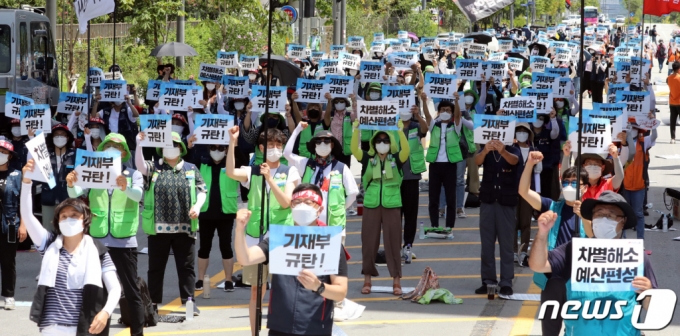 (세종=뉴스1) 장수영 기자 = 민주노총 조합원들이 21일 정부세종청사 기획재정부 앞에서 '공공부문 비정규직 차별청폐 결의대회를 갖고 있다. 노조는 직무무관 수당 차별 철폐 및 임금격차 해소 예산을 편성할 것을 촉구했다. 민주노총은 이 자리에서 정부가 집회 참가자 중 3명이 코로나19 확진된 것과 관련해 방역 책임을 전가하려 한다며 비판했다. 2021.7.21/뉴스1