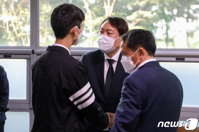 범야권 유력 대선주자인 윤석열 전 검찰총장이 22일 인천시 동구 청기와 장례식장에 마련된 천안함 용사 故 정종율 상사의 부인 故 정경옥씨의 빈소를 찾아 유족을 위로하고 있다. (윤석열 캠프 제공) /사진=뉴스1