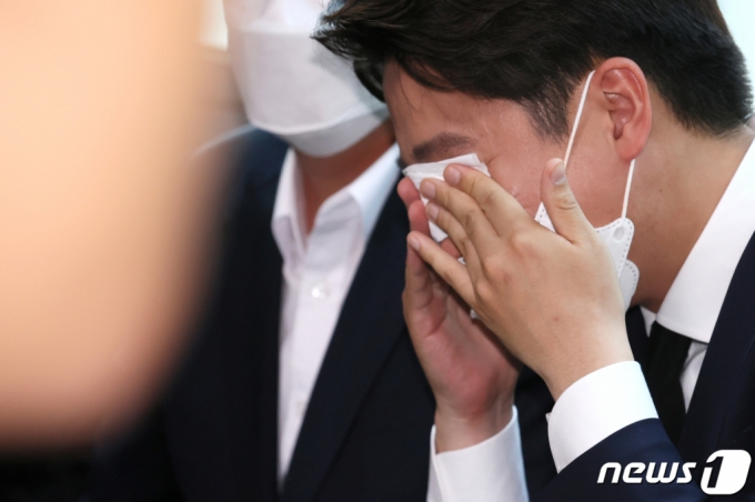 (인천=뉴스1) 정진욱 기자 = '천안함 46용사’ 가운데 1명인 故 정종율 해군 상사의 부인 정 모씨가 21일 암투병을 하다 별세했다. 이준석 국민의힘 당대표가 22일 오후 인천시 동구 청기와 장례식장에서 유가족들과 대화를 나누고 눈물을 흘리고 있다.2021.7.22/뉴스1