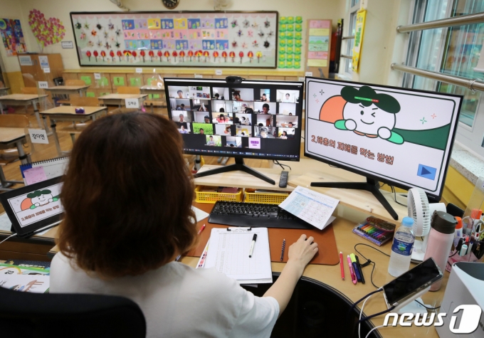 (서울=뉴스1) 김진환 기자 = 코로나19 확산에 따른 수도권 사회적 거리두기 4단계 격상으로 수도권 학교들이 전면 원격수업에 들어간 14일 오전 서울 노원구의 원광초등학교에서 교사가 원격수업을 하고 있다. 2021.7.14/뉴스1