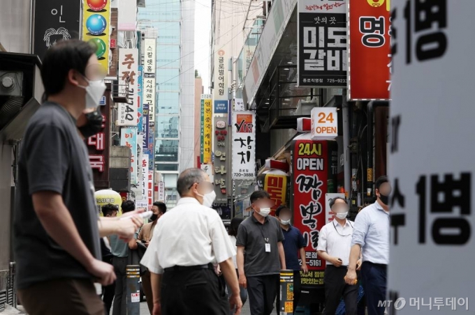 새로운 사회적 거리두기 조치 시행을 이틀 앞둔 29일 서울 종로구 종각 젊음의 거리에서 시민들이 발걸음을 옮기고 있다. 7월 1일부터 적용되는 사회적 거리두기 체계는 수도권 지역 음식점 및 실내체육시설, 유흥시설 등의 영업 제한 시간이 밤 12시까지 늘어나며 사적 모임 인원이 최대 6인까지 허용된다. /사진=김휘선 기자 hwijpg@
