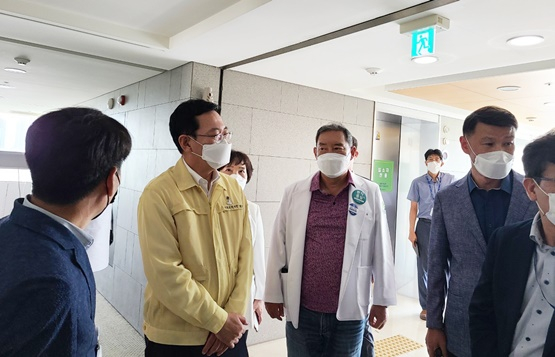 박남춘 인천시장(왼쪽 두번째)이 21일 포스코인재창조원 생활치료센터를 방문해 하헌영 병원장과 치료시설 내부, 안전, 진행사항 등을 점검하고 있다./사진=나은병원