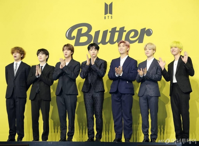 방탄소년단(BTS, 뷔 슈가 진 정국 RM 지민 제이홉)이 21일 오후 서울 송파구 방이동 올림픽홀에서 진행된 새 싱글앨범 'Butter' 발매 기념 쇼케이스에서 인사하고 있다. 'Butter'에는 버터처럼 부드럽게 녹아들어 너를 사로잡겠다는 방탄소년단의 귀여운 고백이 담겨있다. 방탄소년단은 'Butter'를 사실상의 선 공개 싱글로 스타트를 끊고 6월 중 'Butter'가 포함된 새 앨범을 발매할 계획이다. 2021.05.21 /사진=김창현 기자 chmt@