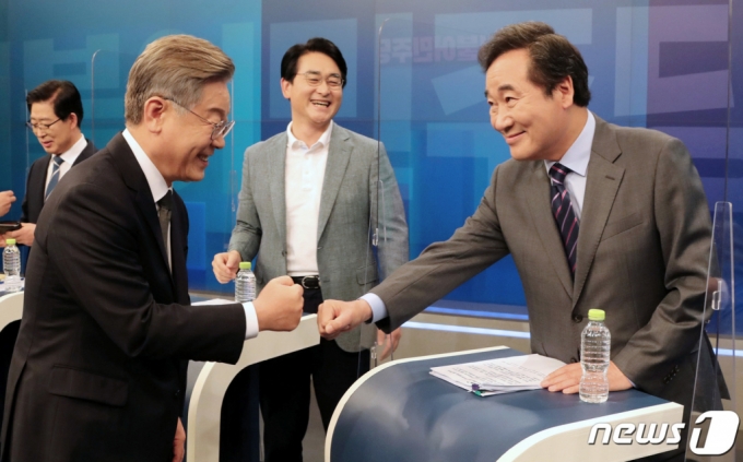 (서울=뉴스1) 국회사진취재단 = 8일 오후 서울 중구 TV조선 스튜디오에서 열린 더불어민주당 대선 예비후보 합동 TV토론회에서 이재명 후보와 이낙연 후보가 인사 나누고 있다. 2021.7.8/뉴스1