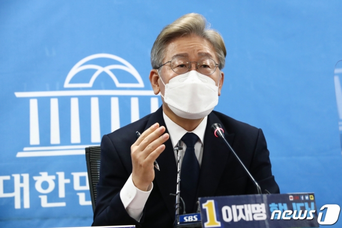 (서울=뉴스1) 오대일 기자 = 더불어민주당 대선주자인 이재명 경기도지사가 22일 국회 의원회관 영상회의실에서 화상으로 정책공약 기자간담회를 하고 있다. 2021.7.22/뉴스1