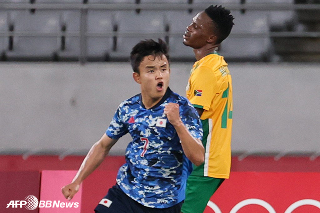 일본 올림픽축구대표팀 공격수 구보 다케후사가 22일 남아공과의 2020 도쿄올림픽 조별리그 1차전에서 선제골을 넣은 뒤 기뻐하고 있는 모습. /AFPBBNews=뉴스1