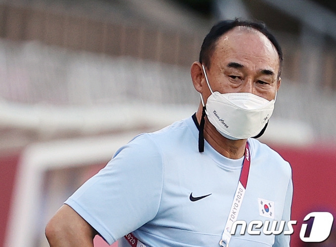 (가시마=뉴스1) 이재명 기자 = 22일 오후 일본 이바라기현 가시마 스타디움에서 열린 '2020 도쿄올림픽' 남자축구 조별리그 B조 1차전 대한민국과 뉴질랜드의 경기에서 김학범 감독이 그라운드를 바라보고 있다. 이날 경기는 대한민국이 1대0으로 패배했다. 2021.7.22/뉴스1