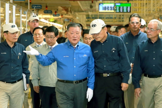2014년 현대차 앨라배마공장을 방문해 생산 품질을 점검하고 있는 정몽구 명예회장/사진=현대차그룹