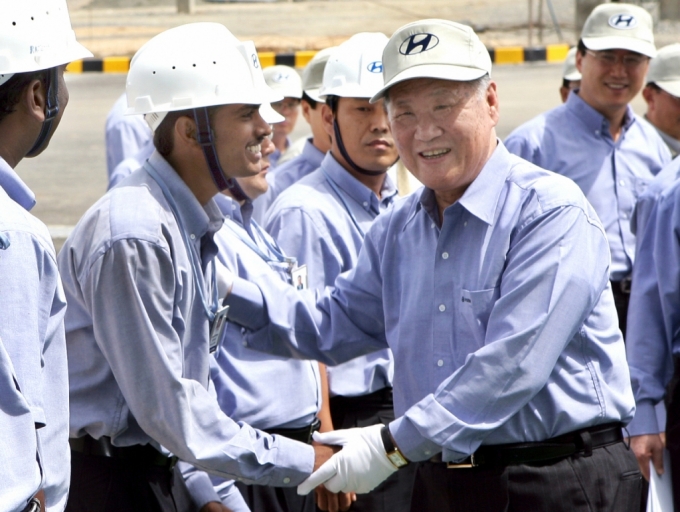 정몽구 현대차그룹 명예회장이 2006년 9월 현대차 인도공장을 방문해 직원들에게 격려인사를 건네고 있다./사진제공=현대차그룹