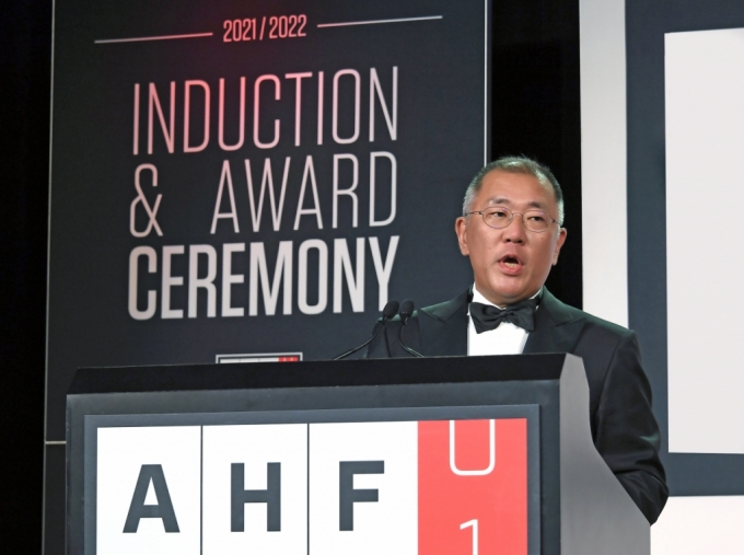 정의선 현대차그룹 회장이 22일(현지시간)'2020·2021 자동차 명예의 전당 헌액식'에서 정몽구 명예회장의 대리 헌액 연설을 하고 있다./사진제공=현대차그룹