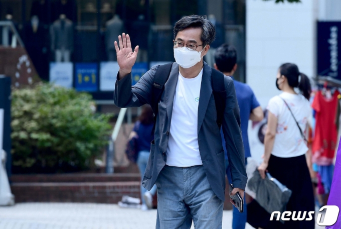 김동연 전 부총리가 20일 서울 중구 명동성당 내 무료급식소 명동밥집에서 노숙인 무료급식봉사를 하기위해 경내로 들어서고 있다. 2021.6.20/뉴스1