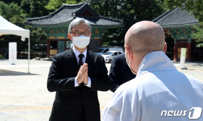 국민의힘 대권주자인 최재형 전 감사원장이 23일 전북 김제 금산사에 마련된 태공당 월주 대종사 빈소를 찾아 스님들과 합장을 하며 인사를 나누고 있다. /사진=뉴스1