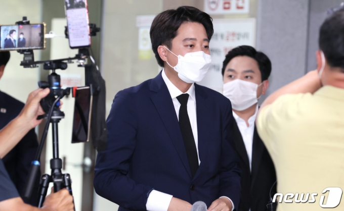 '천안함 46용사’ 가운데 1명인 故 정종율 해군 상사의 부인 정 모씨가 21일 암투병을 하다 별세했다. 이준석 국민의힘 당대표가 22일 오후 인천시 동구 청기와 장례식장에 들어서고 있다. /사진=뉴스1