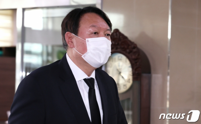 '천안함 46용사’ 가운데 1명인 故 정종율 해군 상사의 부인 정 모씨가 21일 암투병을 하다 별세했다. 윤석열 전 총장이 22일 오후 인천시 동구 청기와 장례식장에 들어서고 있다. /사진=뉴스1