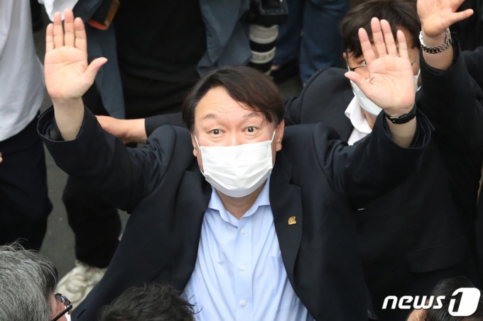 야권 대선주자인 윤석열 전 검찰총장이 20일 낮 대구 서문시장을 찾아 상가 연결통로에 환영 나온 시민들을 향해 손을 흔들어 인사하고 있다. /사진=뉴스1