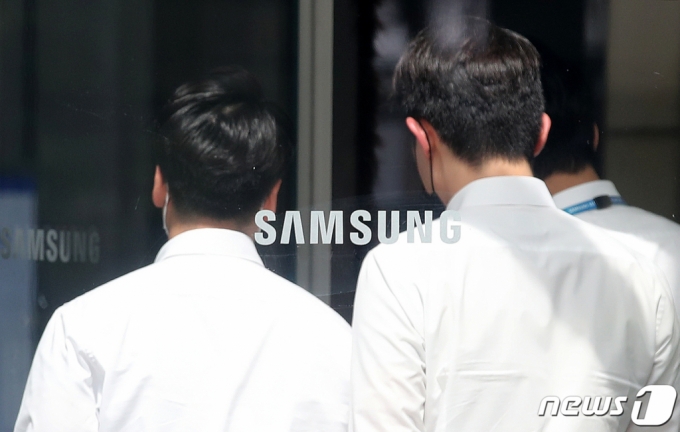 (서울=뉴스1) 김진환 기자 = 이재용 삼성전자 부회장이 오는 8월15일 광복절 가석방 심사 대상자 명단에 올랐다. 재계는 물론 여권에서도 이 부회장의 특별사면 또는 가석방 필요성에 대한 목소리가 높았고 문재인 대통령 역시 이에 전향적 입장을 내비친 바 있어 법조계에서도 가석방 가능성을 높게 보고 있다. 사진은 21일 오후 서울 서초구 삼성 사옥의 모습. 2021.7.21/뉴스1