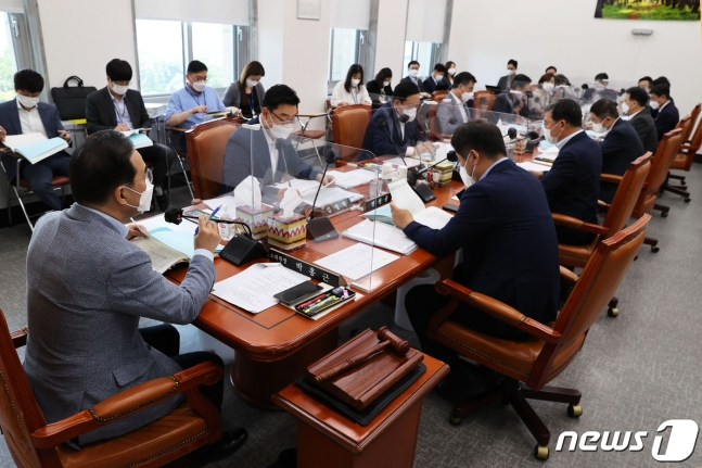 22일 서울 여의도 국회에서 열린 제3차 예산결산특별위원회 2021년도 제2회 추가경정(추경)예산안 등 조정소위원회에서 박홍근 소위원장이 2차 추경안에 대한 세부 심사 회의를 주재하고 있다. 2021.7.22/뉴스1 (C) News1 구윤성 기자