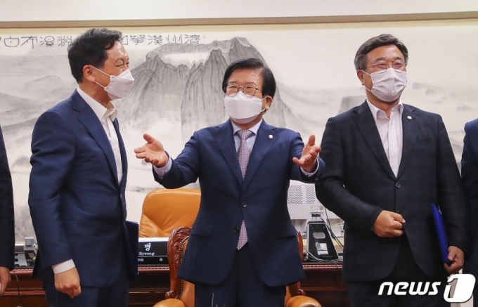 (서울=뉴스1) 이동해 기자 = 박병석 국회의장이 23일 오후 서울 여의도 국회의장실에서 추경안과 상임위원장 배분 등에 합의 후 윤호중 더불어민주당 원내대표와 김기현 국민의힘 원내대표에게 기념사진 찍기를 권하고 있다. 2021.7.23/뉴스1