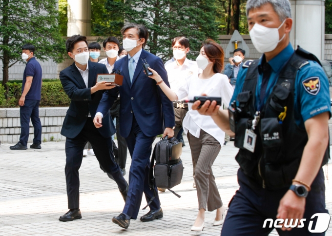 (서울=뉴스1) 안은나 기자 = 조국 전 법무부 장관이 25일 서울 서초구 중앙지방법원에서 열린 공판에 출석하고 있다. 조 전 장관은 딸 조민씨의 부산대 의학전문대학원 장학금 부정수수 관련 뇌물수수 및 청탁금지법 위반, 사모펀드 의혹 관련 공직자윤리법 위반 등 11개 혐의로 아내 정경심 동양대 교수와 함께 기소됐다. 이날 공판에는 조민씨가 증인으로 출석한다. 2021.6.25/뉴스1