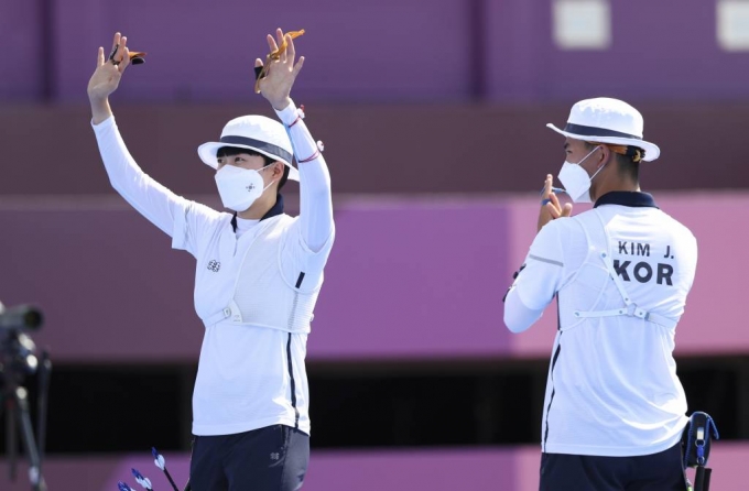 대한민국 양궁 대표팀 안산과 김제덕이 24일 오후 일본 도쿄 유메노시마 양궁장에서 열린 2020 도쿄올림픽 양궁 남녀혼성단체전 8강전에 출전하며 인사하고 있다. / 사진제공=뉴시스