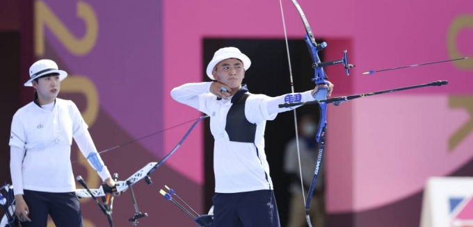 대한민국 양궁 대표팀 안산과 김제덕이 24일 오후 일본 도쿄 유메노시마 양궁장에서 열린 2020 도쿄올림픽 양궁 남녀혼성단체전 8강전에 출전하고 있다. / 사진제공=뉴시스