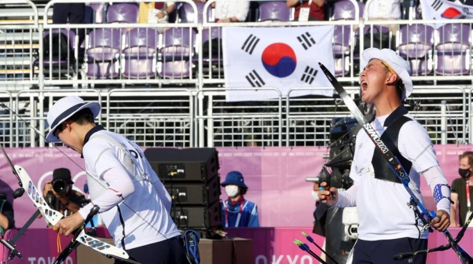 대한민국 양궁 대표팀 안산과 김제덕이 24일 오후 일본 도쿄 유메노시마 양궁장에서 열린 2020 도쿄올림픽 양궁 남녀혼성단체전 결승에서 승리하며 금메달을 확정지은 뒤 기뻐하고 있다. / 사진제공=뉴시스