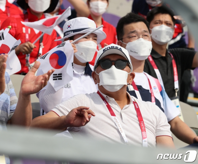 (도쿄=뉴스1) 송원영 기자 = 정의선 현대차그룹 회장이 26일 일본 유메노시마 공원 양궁장에서 열린 도쿄올림픽 남자 양궁 단체전을 관람하고 있다. 2021.7.27/뉴스1