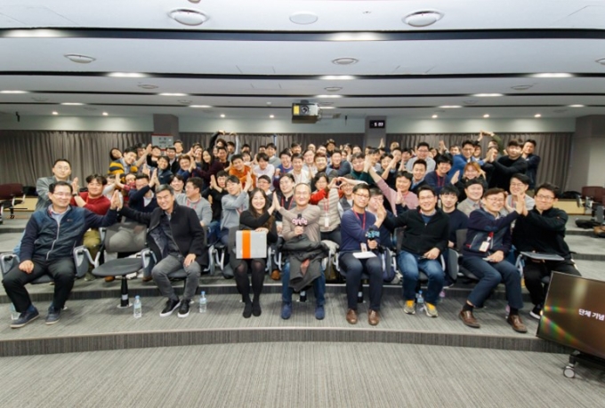 4년 연속 고용노동부의 '일자리 으뜸기업'으로 선정된 SK하이닉스 임직원의 모습 /사진제공=고용노동부