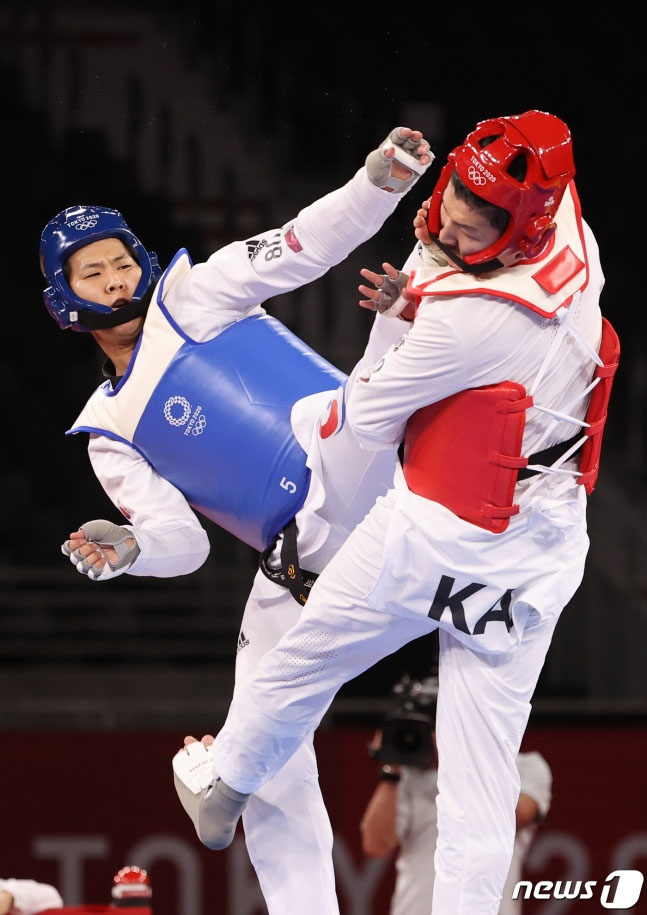 태권도 인교돈이 27일 일본 지바현 마쿠하리 메세 A홀에서 열린 '2020 도쿄올림픽' 80kg 남자 태권도 16강전에서 아프가니스탄 파르자드 만수리 상대로 공격을 하고 있다. /사진=뉴스1