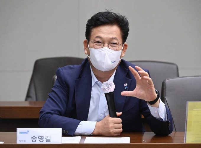 송영길 더불어민주당 대표가 27일 오후 경기도 용인시 탄소중립 선도기업인 신성이엔지를 방문해 인사말을 하고 있다. 2021.07.27./사진제공=뉴시스