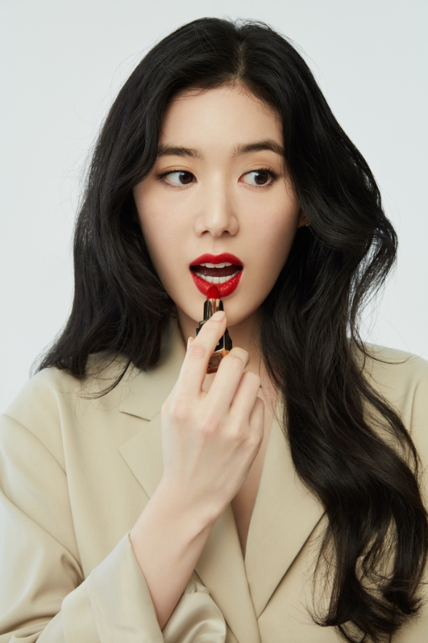 정은채, 재킷만 걸친 룩에 아찔한 레드 립…미모 '깜짝' - 머니투데이 정은채, 재킷만 걸친 룩에 아찔한 레드 립…미모 '깜짝' - 머니투데이