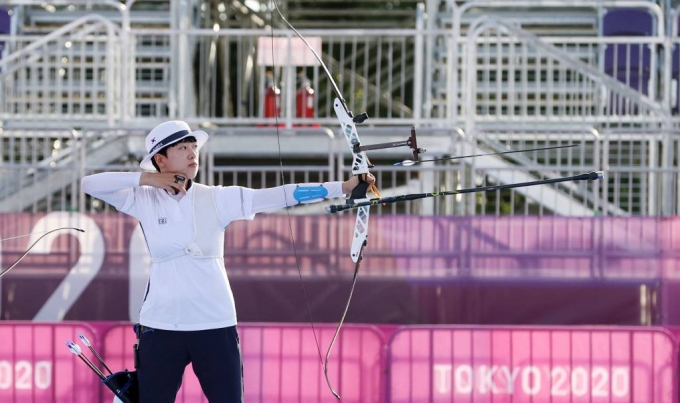  대한민국 양궁 대표팀 안산이 25일 오후 일본 도쿄 유메노시마 양궁장에서 열린 2020 도쿄올림픽 양궁 여자단체 결승전에서 활을 쏘고 있다/사진=뉴시스