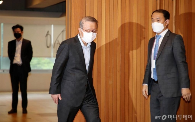 홍원식 남양유업 회장이 4일 오전 서울 강남구 남양유업 본사에서 '불가리스 사태'와 관련 대국민 사과를 위해 들어서고 있다. 남양유업은 지난달 '코로나 시대 항바이러스 식품 개발' 심포지엄에서 불가리스 제품이 코로나19를 77.8% 저감하는 효과를 확인했다고 발표했다. 그러나 해당 연구 결과는 동물의 '세포단계' 실험 결과를 과장해 발표한 것으로 알려져 논란을 빚었다. 이에 홍원식 남양유업 회장은 이날 대국민 사과 기자회견을 통해 사임 의사를 밝혔다. /사진=김휘선 기자 hwijpg@