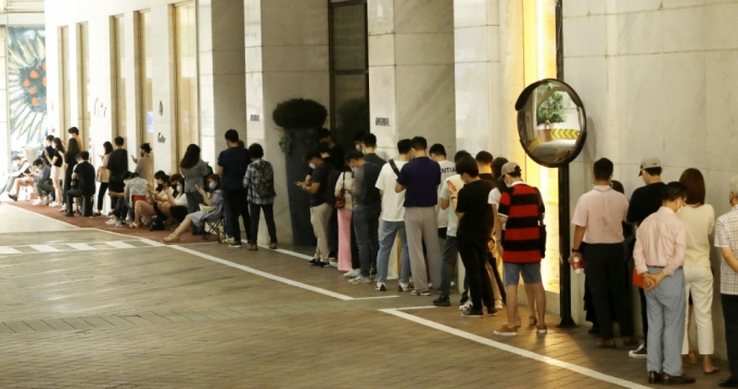 새벽부터 300명 줄…'롤렉스 오픈런' 단숨에 1000만원 번다 - 머니투데이 새벽부터 300명 줄…'롤렉스 오픈런' 단숨에 1000만원 번다 - 머니투데이